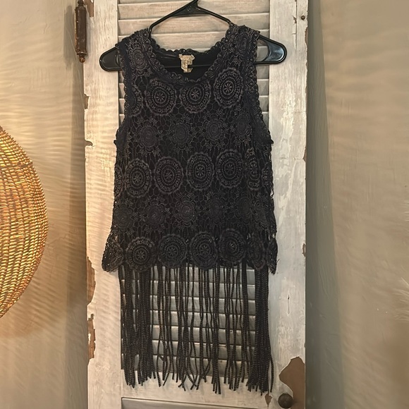 Gimmicks by BKE crochet flower top with fringe - Picture 1 of 3